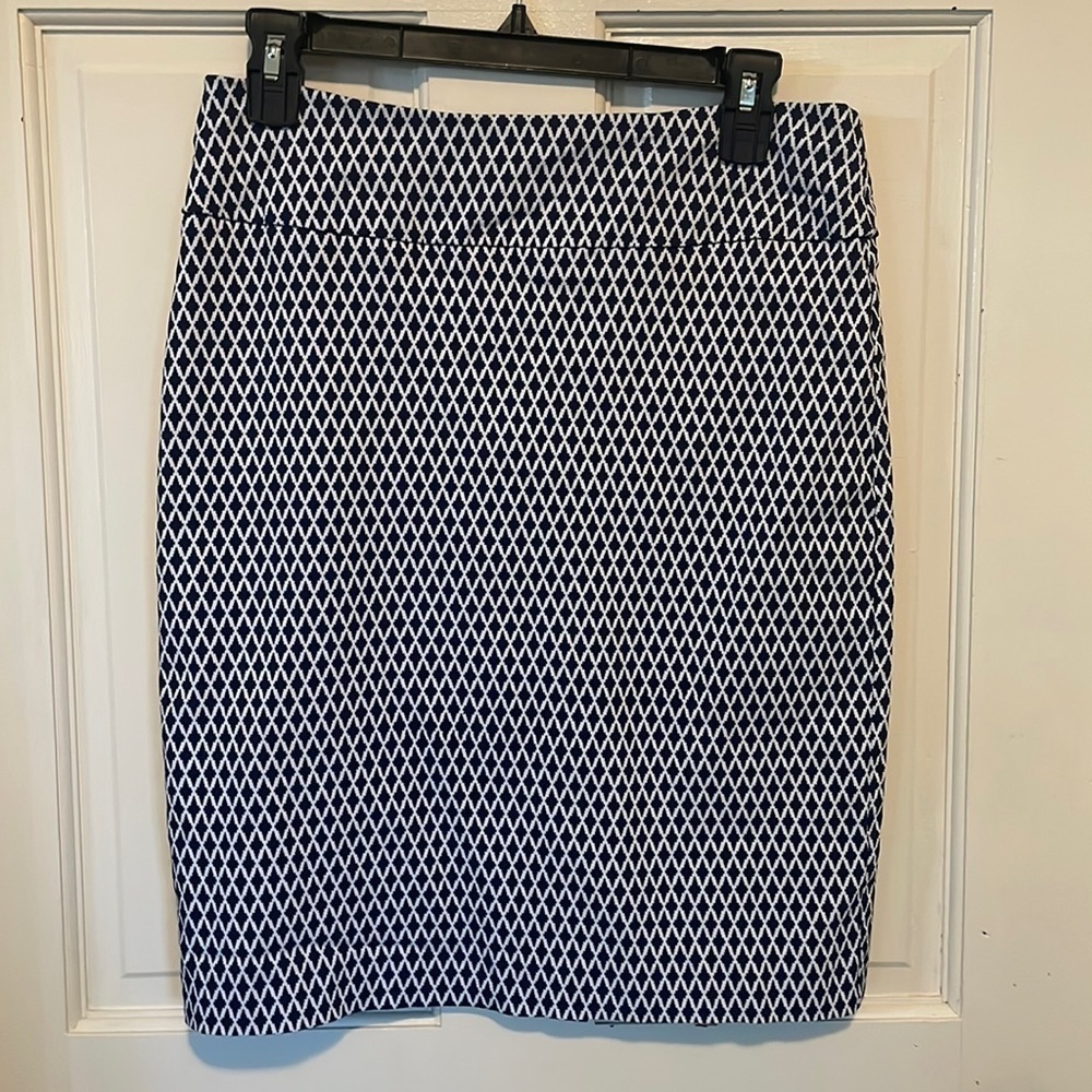 Margaret M Printed Pencil Skirt - Size‎ Medium- EUC blue/white